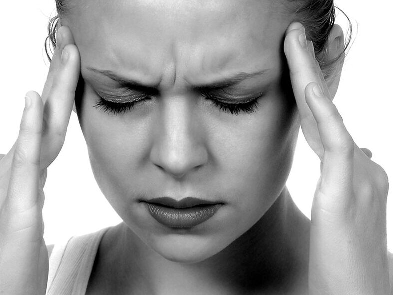 A dor de cabeza é un dos síntomas da osteocondrose da columna cervical
