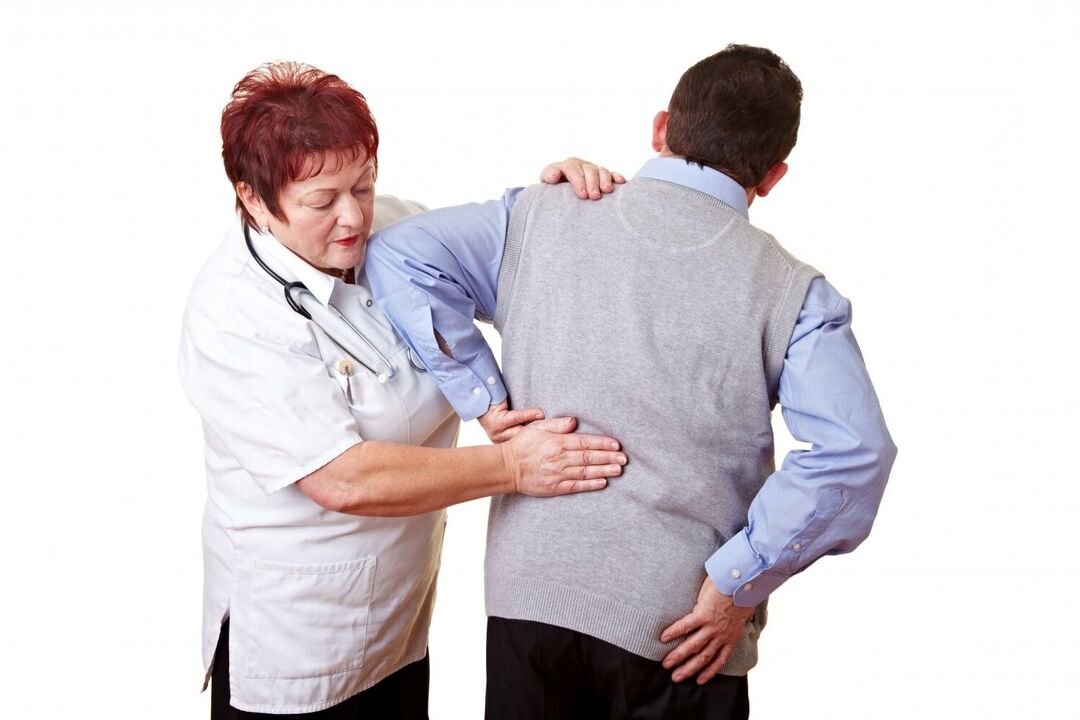médico examinando a un paciente con dor nas costas