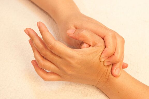 As articulacións dos dedos pódense masajear para aliviar os síntomas. 