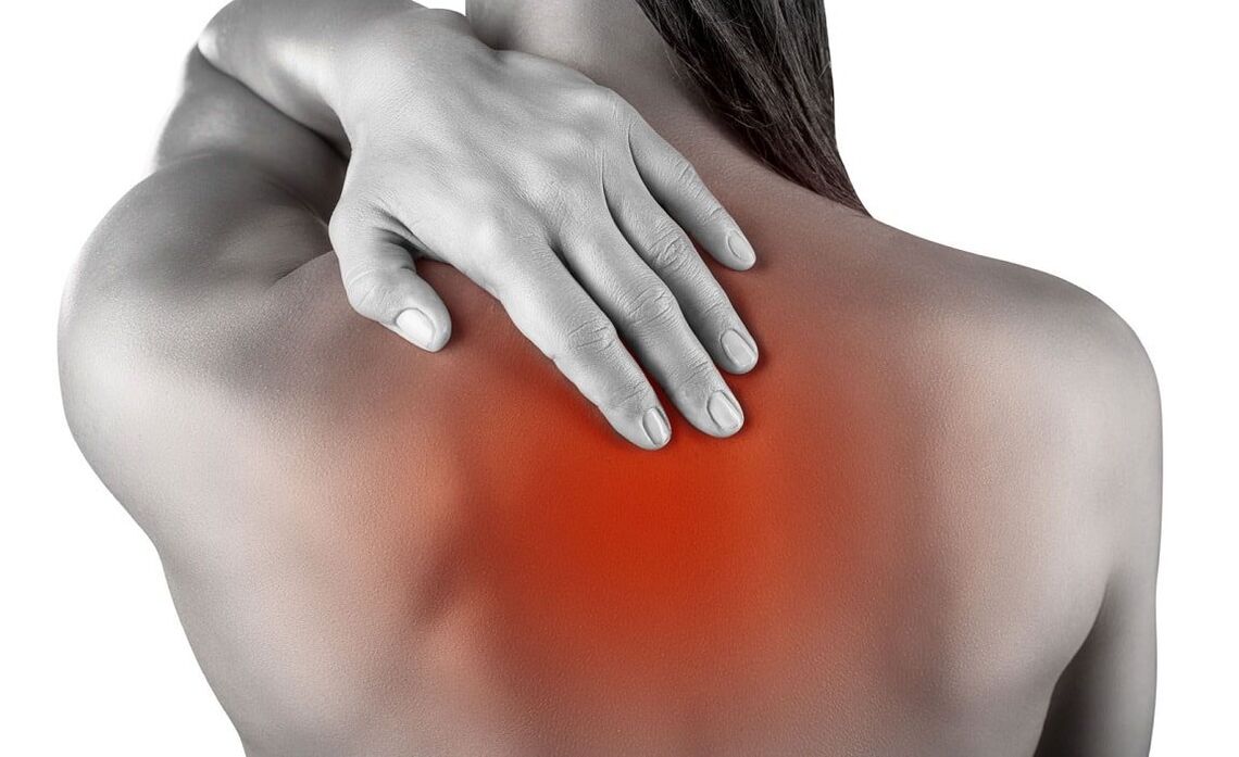 A localización da dor nas costas é característica da osteocondrose da columna torácica